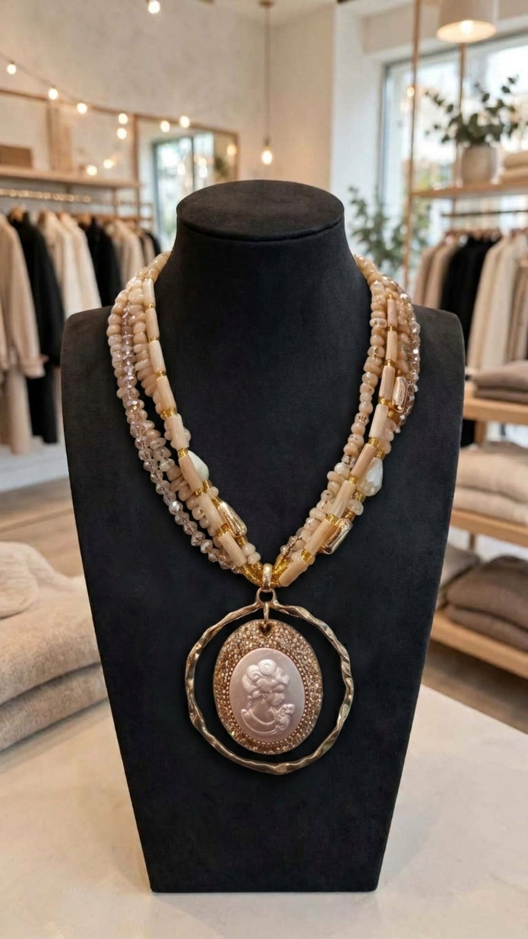 Collana Cammeo Champagne multifilo con perline crema e ciondolo con cammeo, strass e cerchio dorato martellato