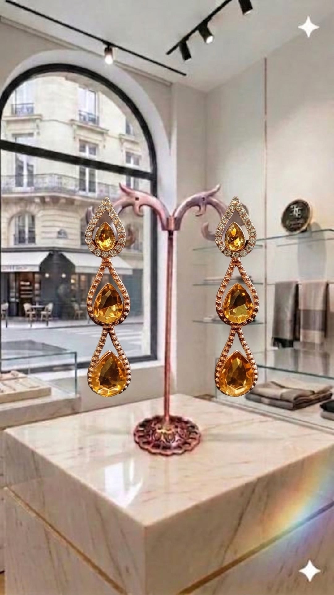 Orecchini pendenti Gocce d'Ambra con tre gocce color ambra, finitura oro rosa e strass