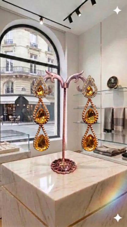 Orecchini pendenti Gocce d'Ambra con tre gocce color ambra, finitura oro rosa e strass
