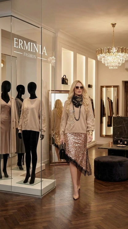 Maglione beige Fiori di Cristallo su busto, vista frontale con ricami floreali